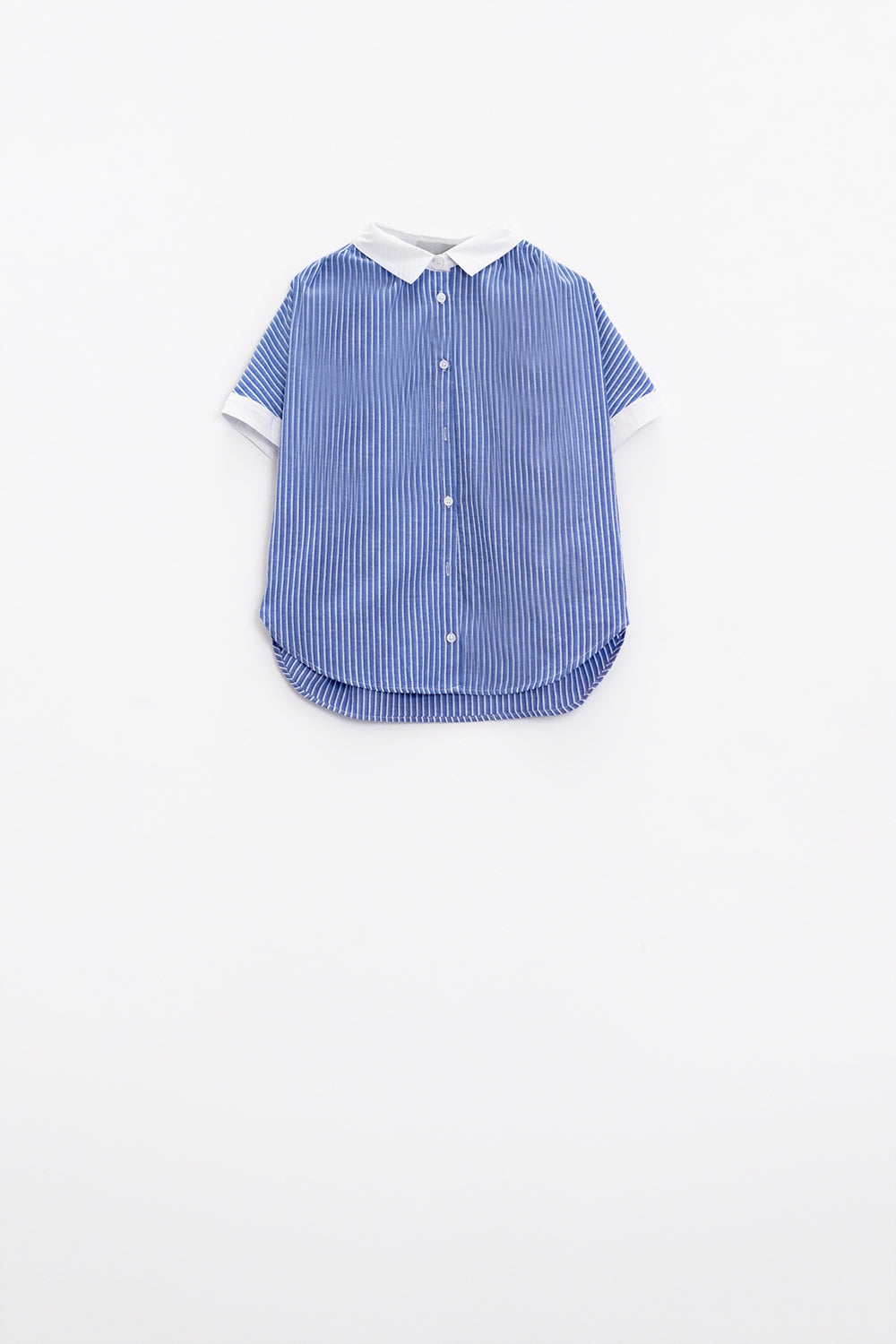 Chemise bleue à manches courtes et à rayures verticales