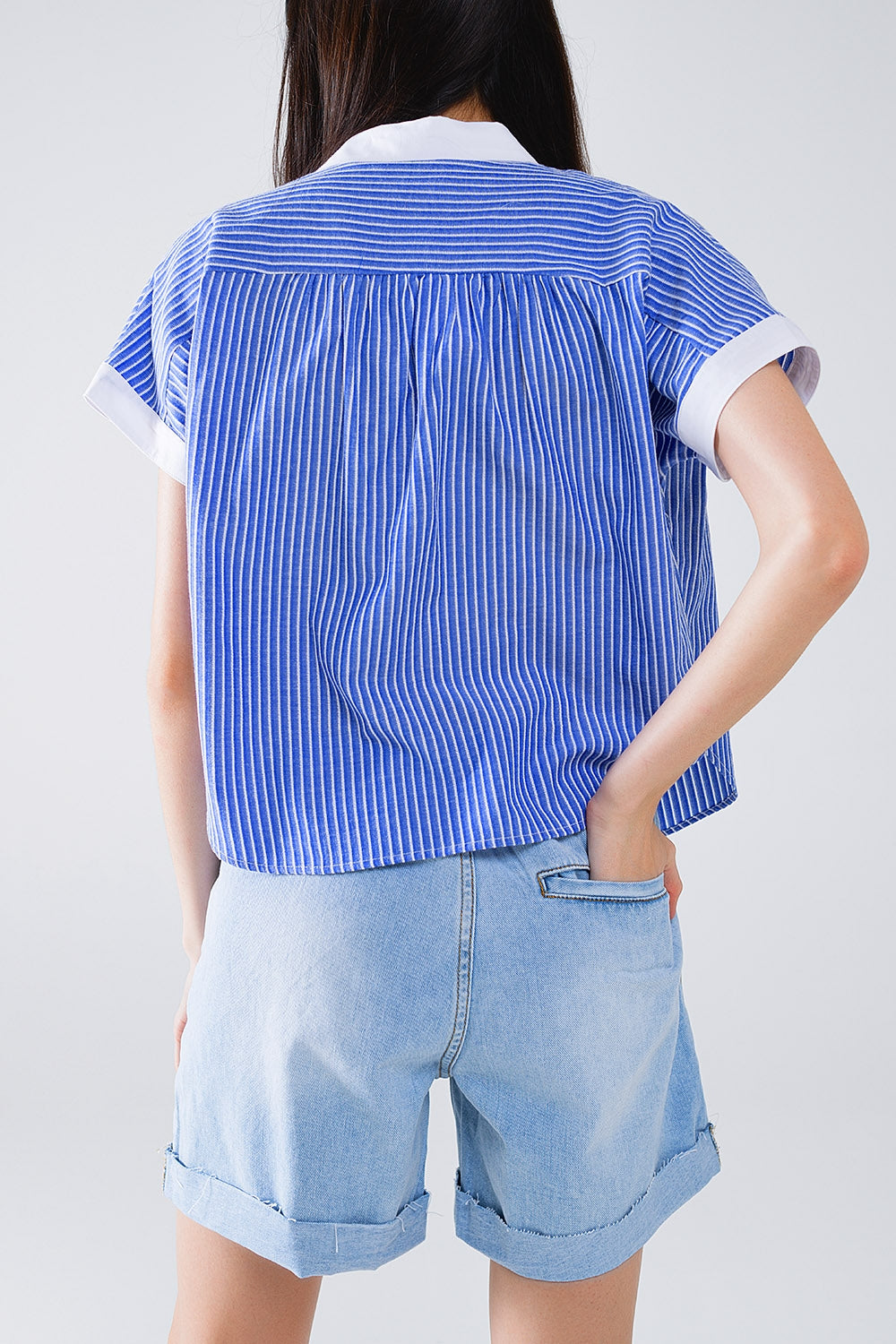 Chemise bleue à manches courtes et à rayures verticales
