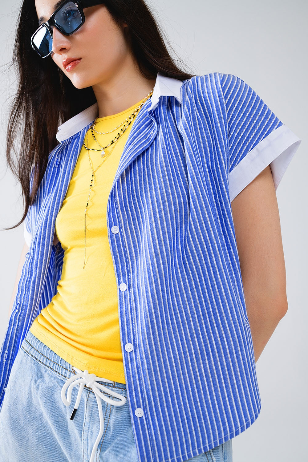 Chemise bleue à manches courtes et à rayures verticales