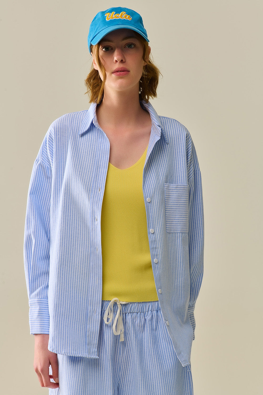 Q2 Chemise bleue à rayures blanches avec boutons