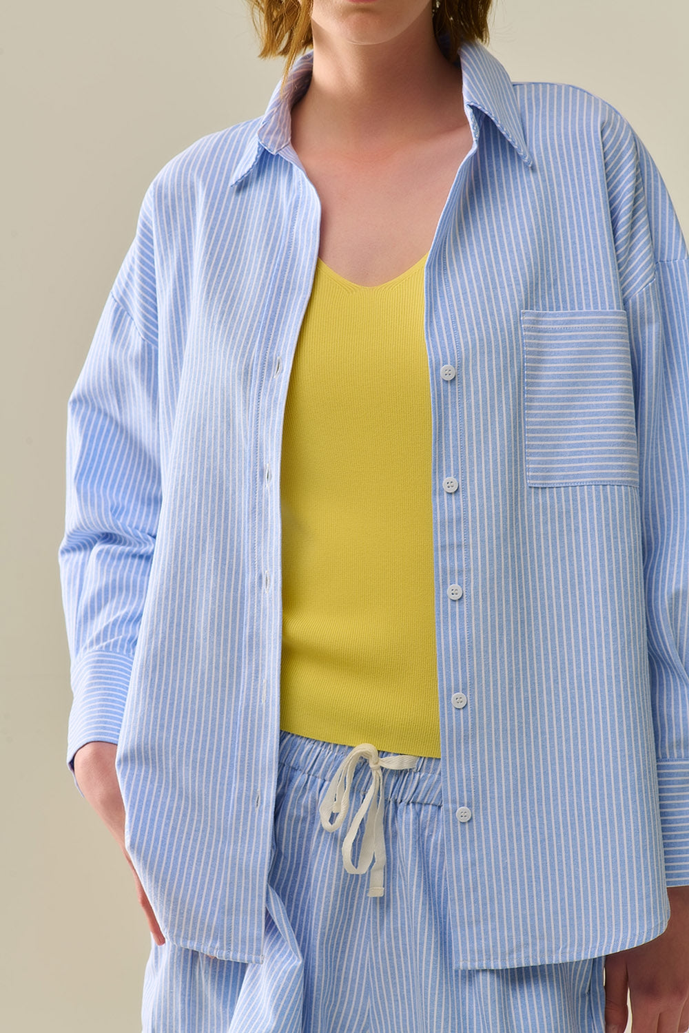 Chemise bleue à rayures blanches avec boutons