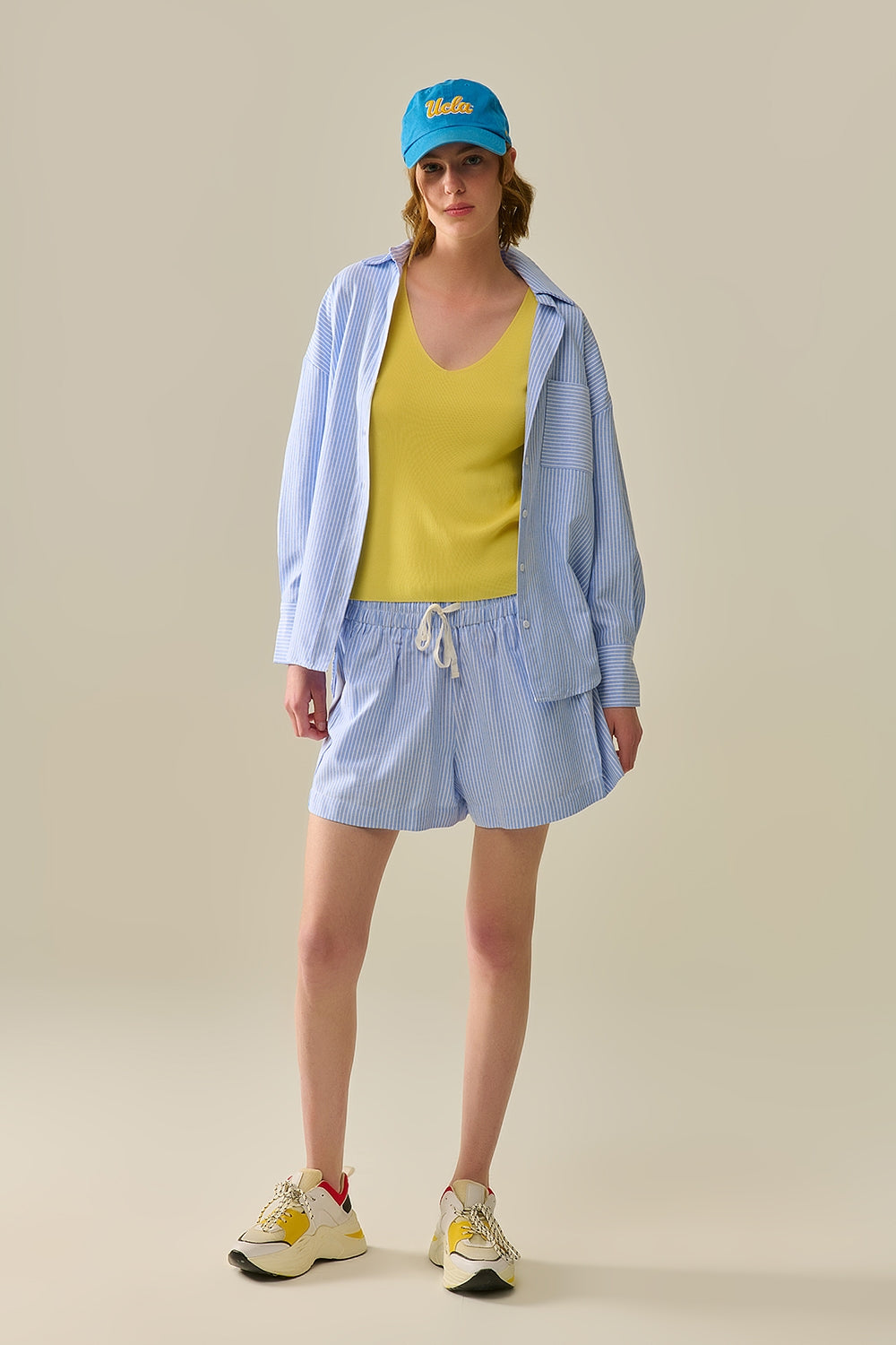 Chemise bleue à rayures blanches avec boutons