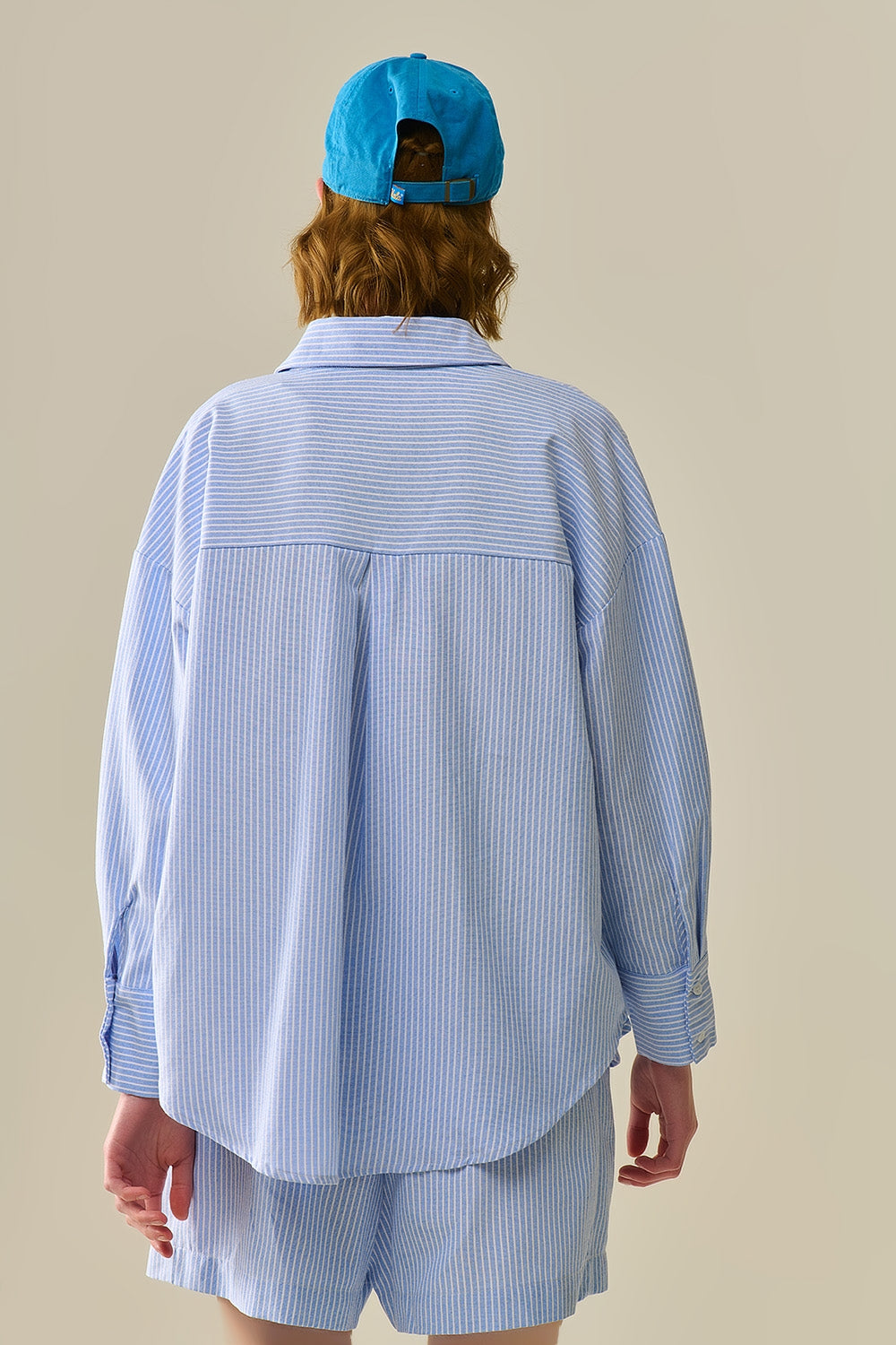 Chemise bleue à rayures blanches avec boutons
