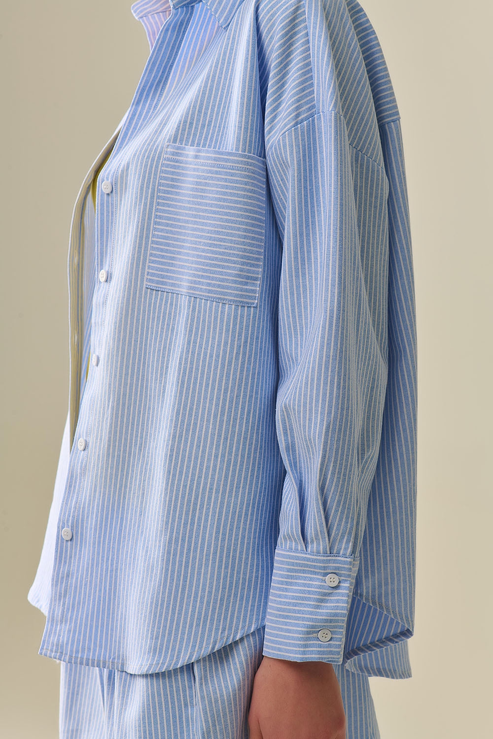 Chemise bleue à rayures blanches avec boutons