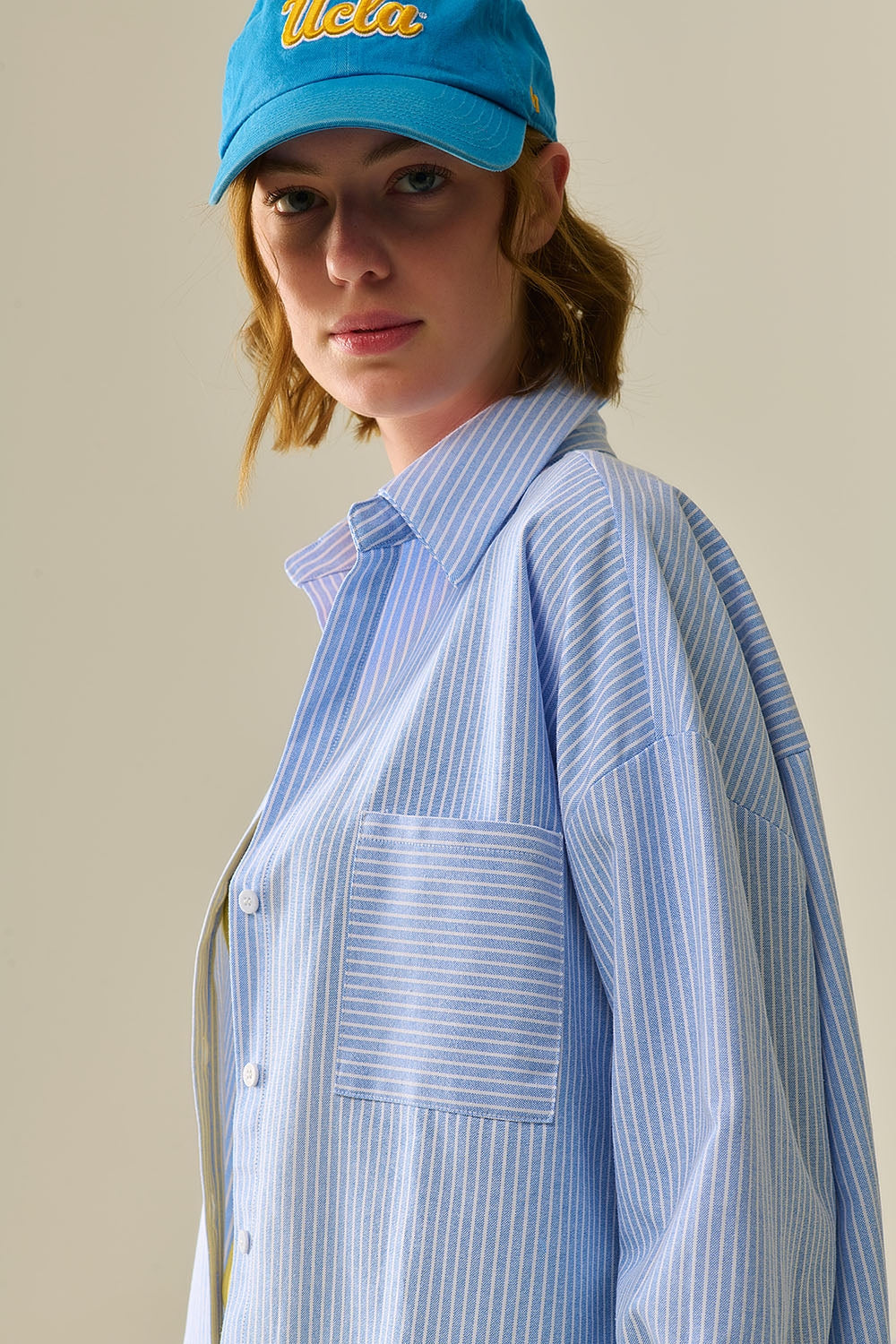 Chemise bleue à rayures blanches avec boutons