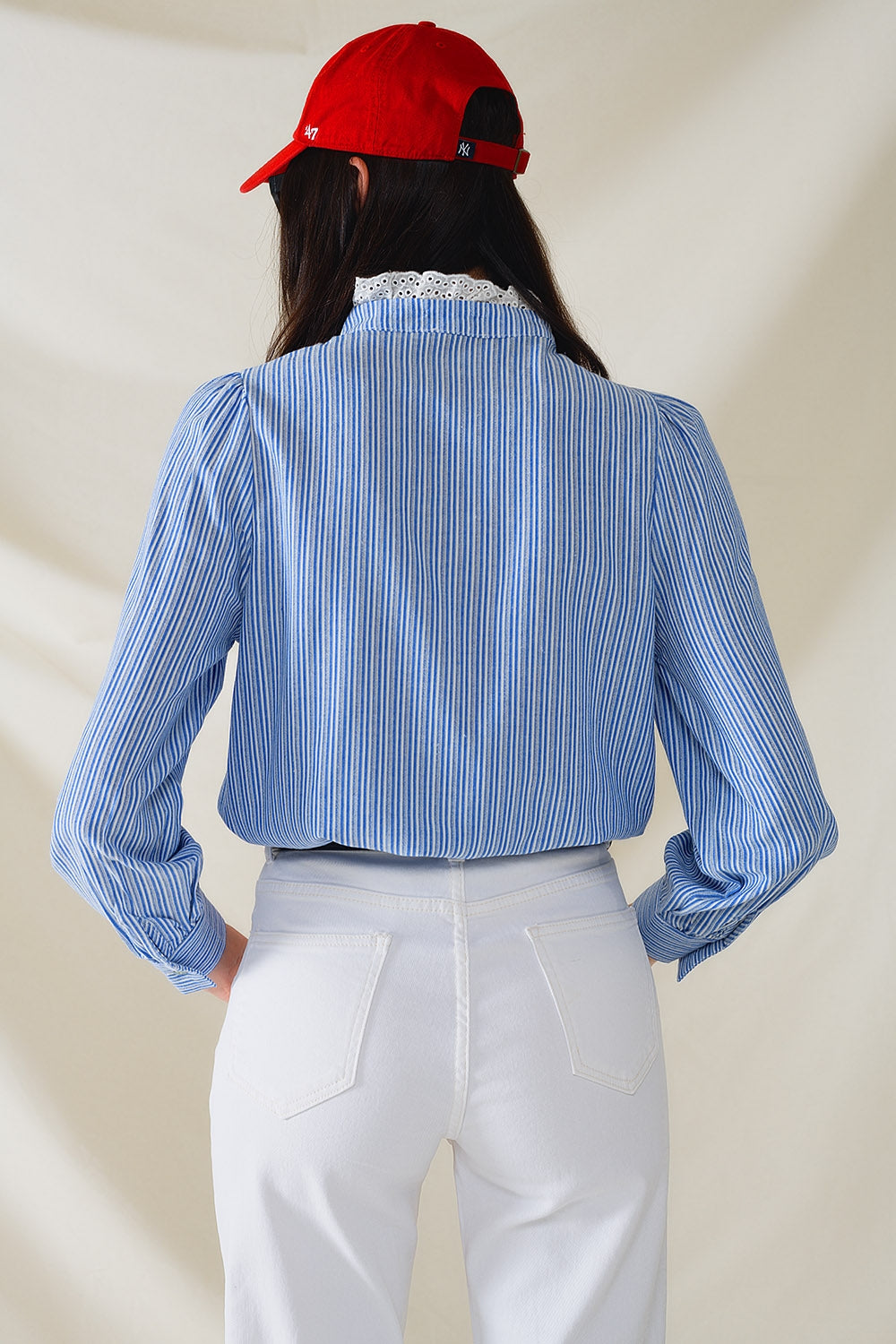 Chemise bleue à rayures verticales blanches avec détails en dentelle