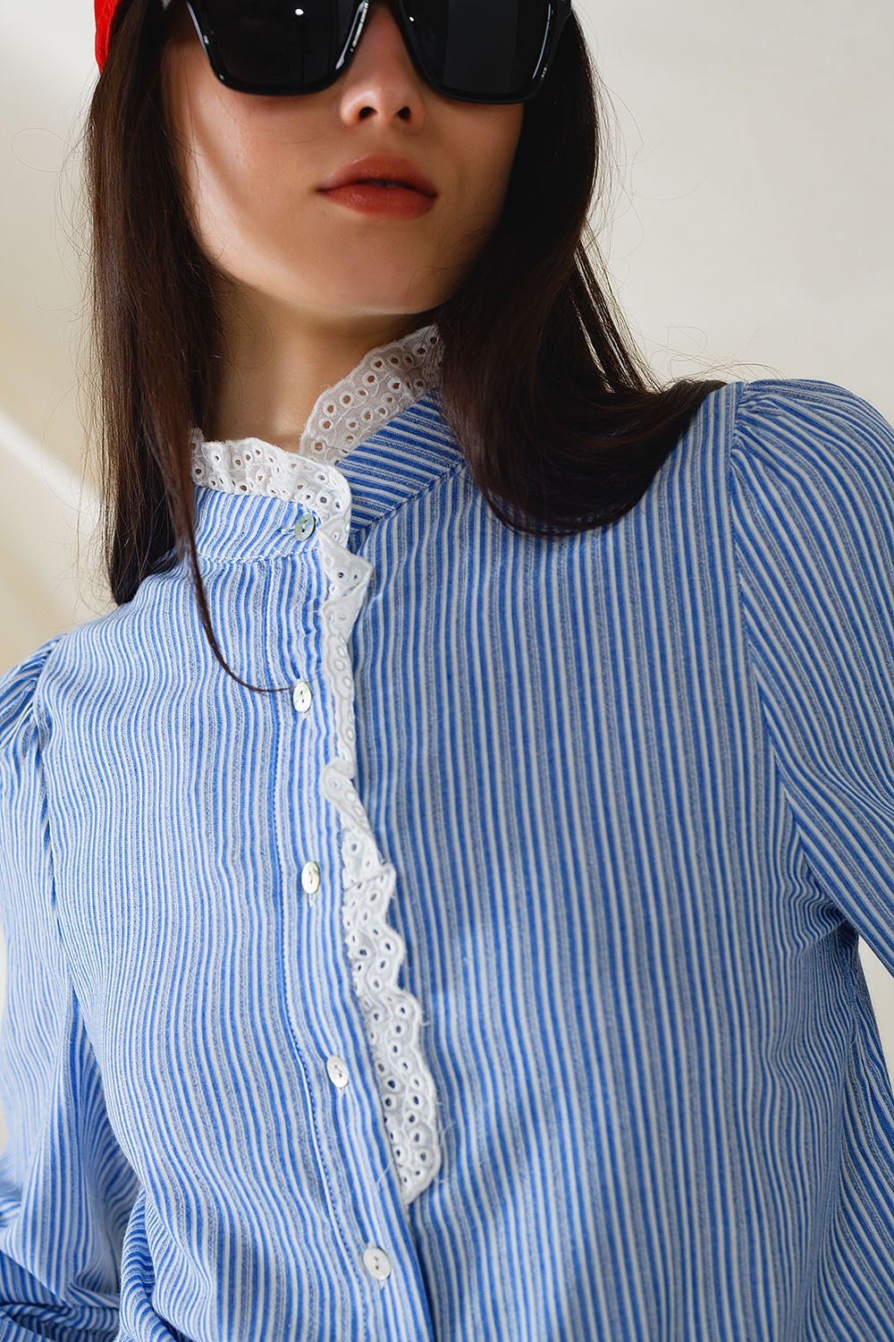 Chemise bleue à rayures verticales blanches avec détails en dentelle