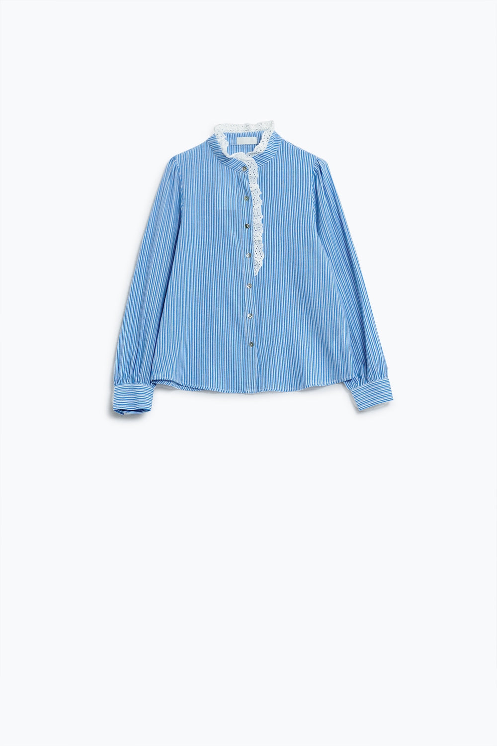 Chemise bleue à rayures verticales blanches avec détails en dentelle