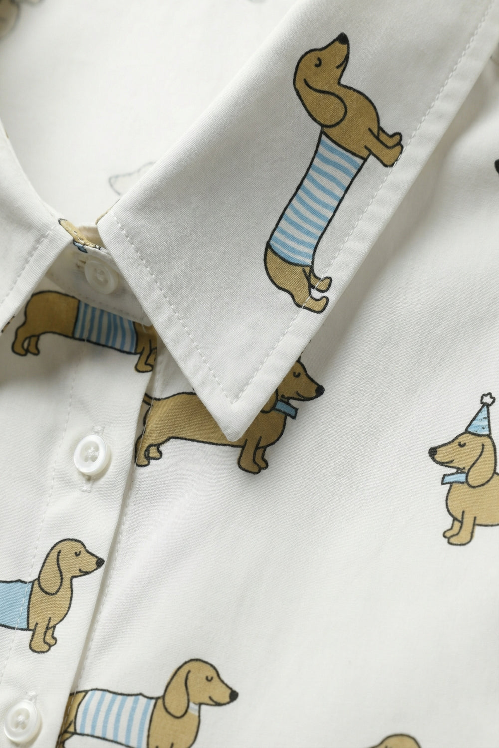 Chemise boutonnée blanche à imprimé chien joueur