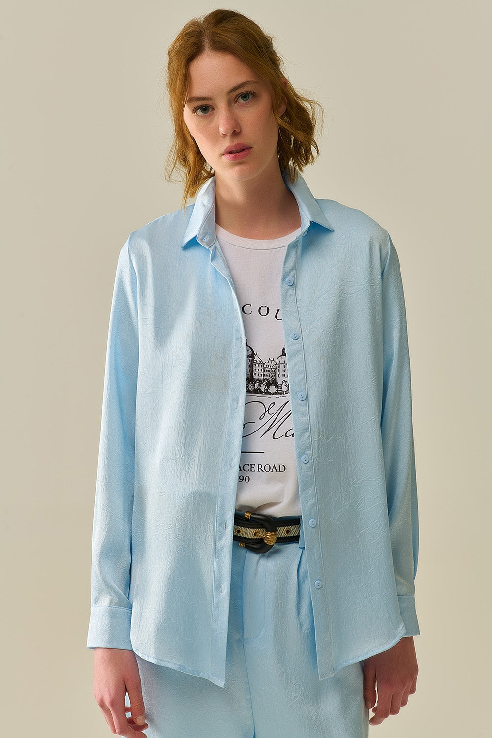 Chemise boutonnée bleue bébé en satin