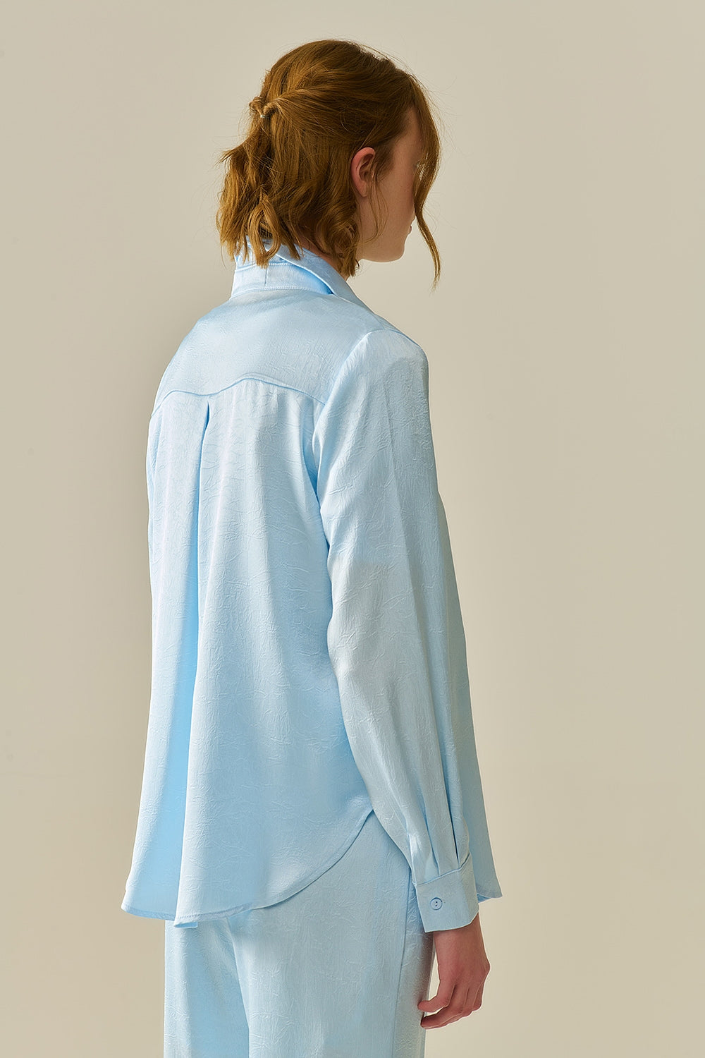 Chemise boutonnée bleue bébé en satin
