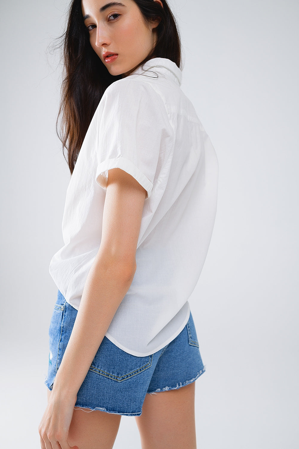 Chemise boutonnée décontractée à manches courtes en blanc