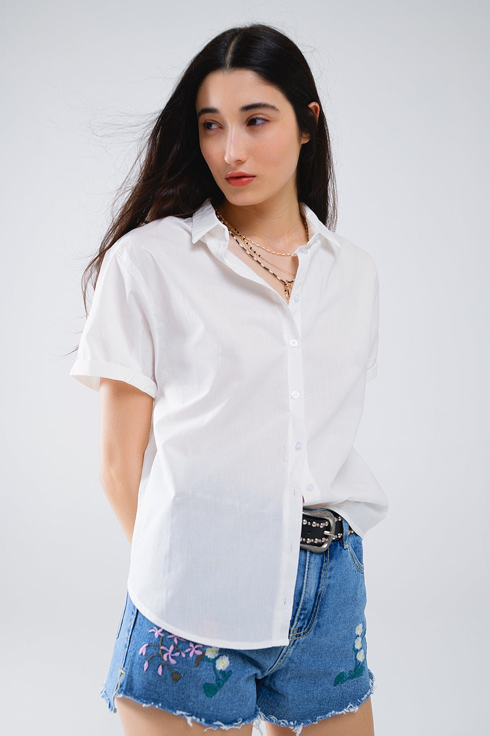 Chemise boutonnée décontractée à manches courtes en blanc