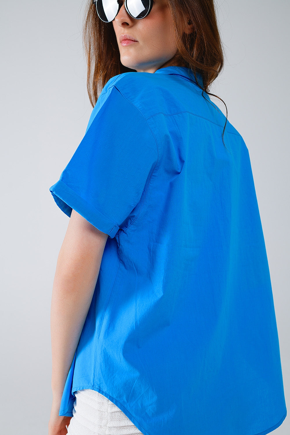 Chemise boutonnée décontractée à manches courtes en bleu