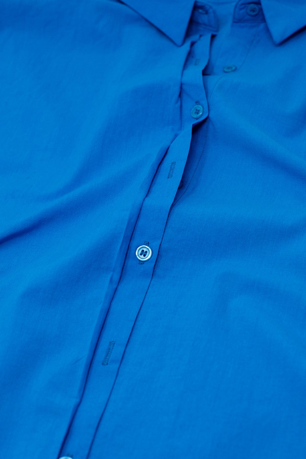 Chemise boutonnée décontractée à manches courtes en bleu