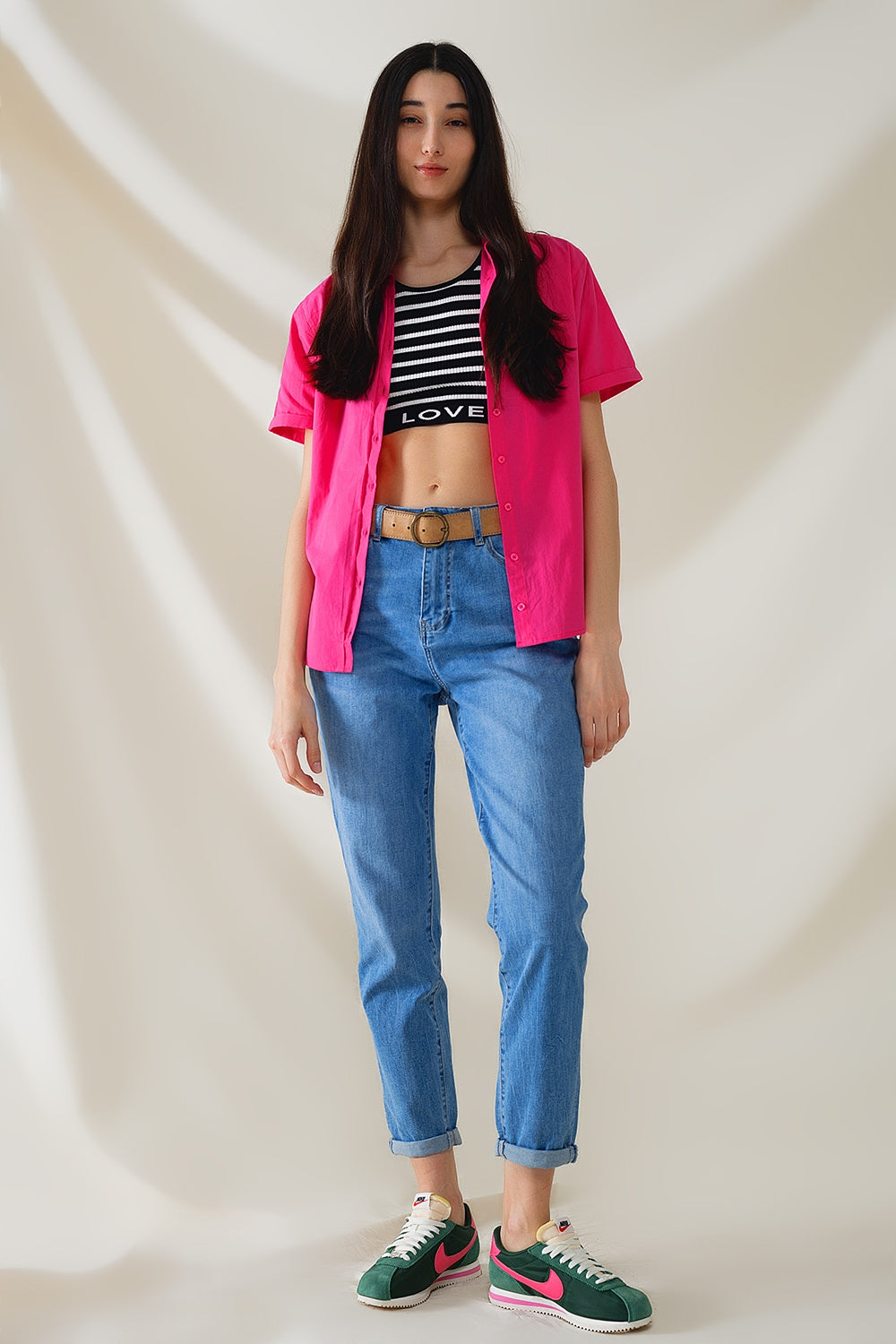 Chemise boutonnée décontractée à manches courtes en fuchsia