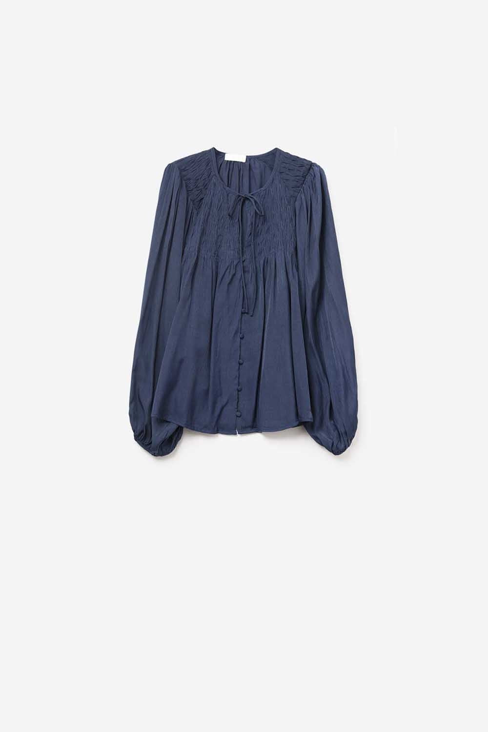 Chemise chic en satin bleu avec dentelle