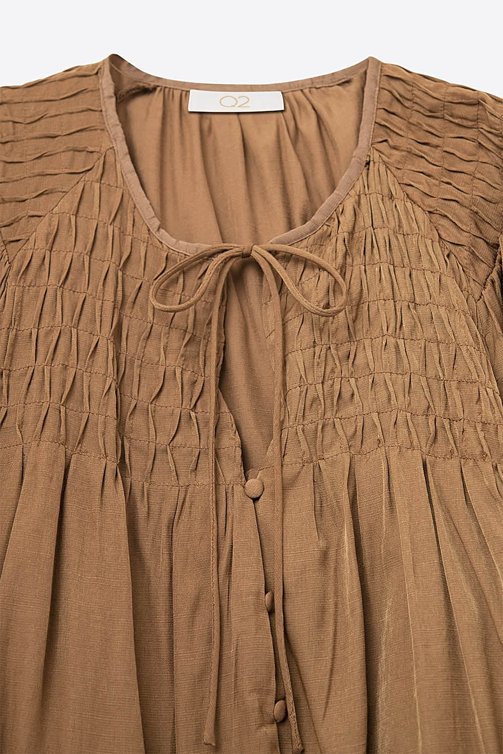 Chemise chic en satin marron avec dentelle