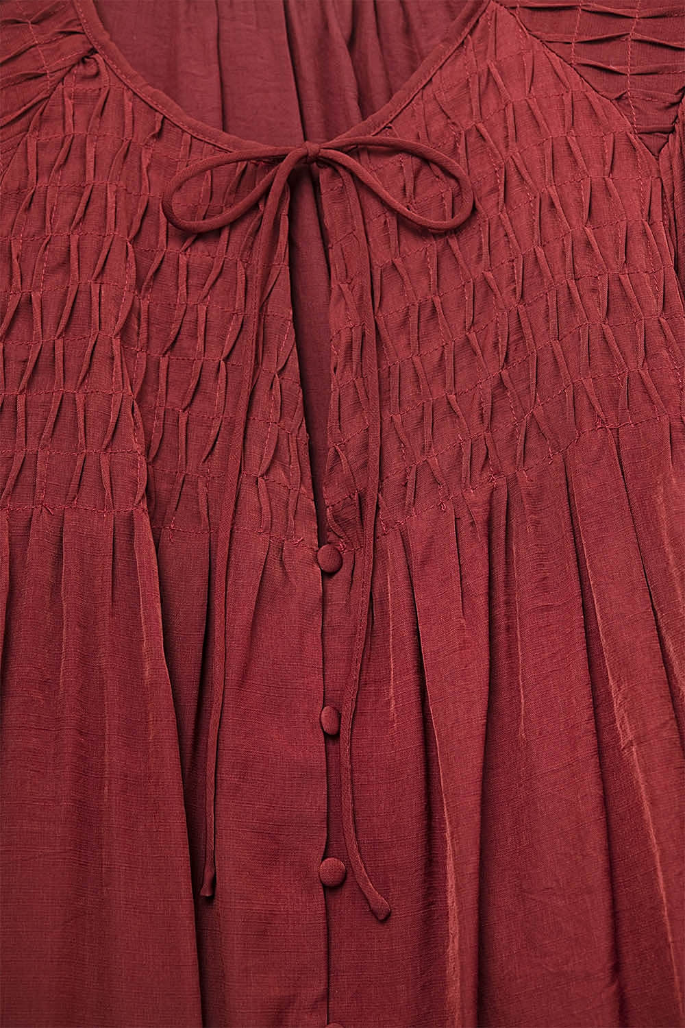 Chemise chic en satin rouge avec dentelle