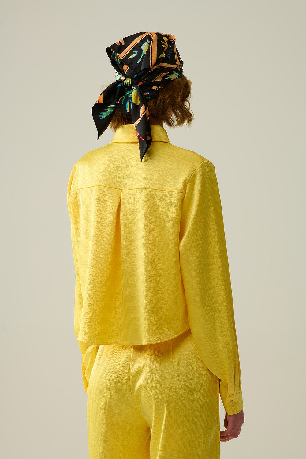 Chemise courte en satin texturé jaune