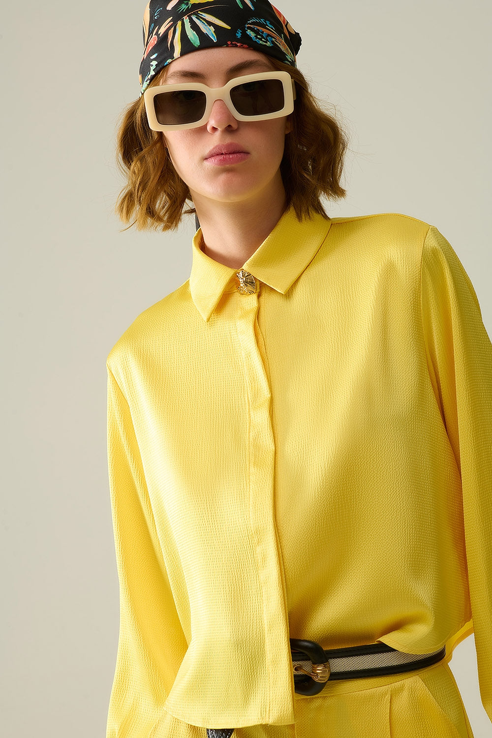 Chemise courte en satin texturé jaune