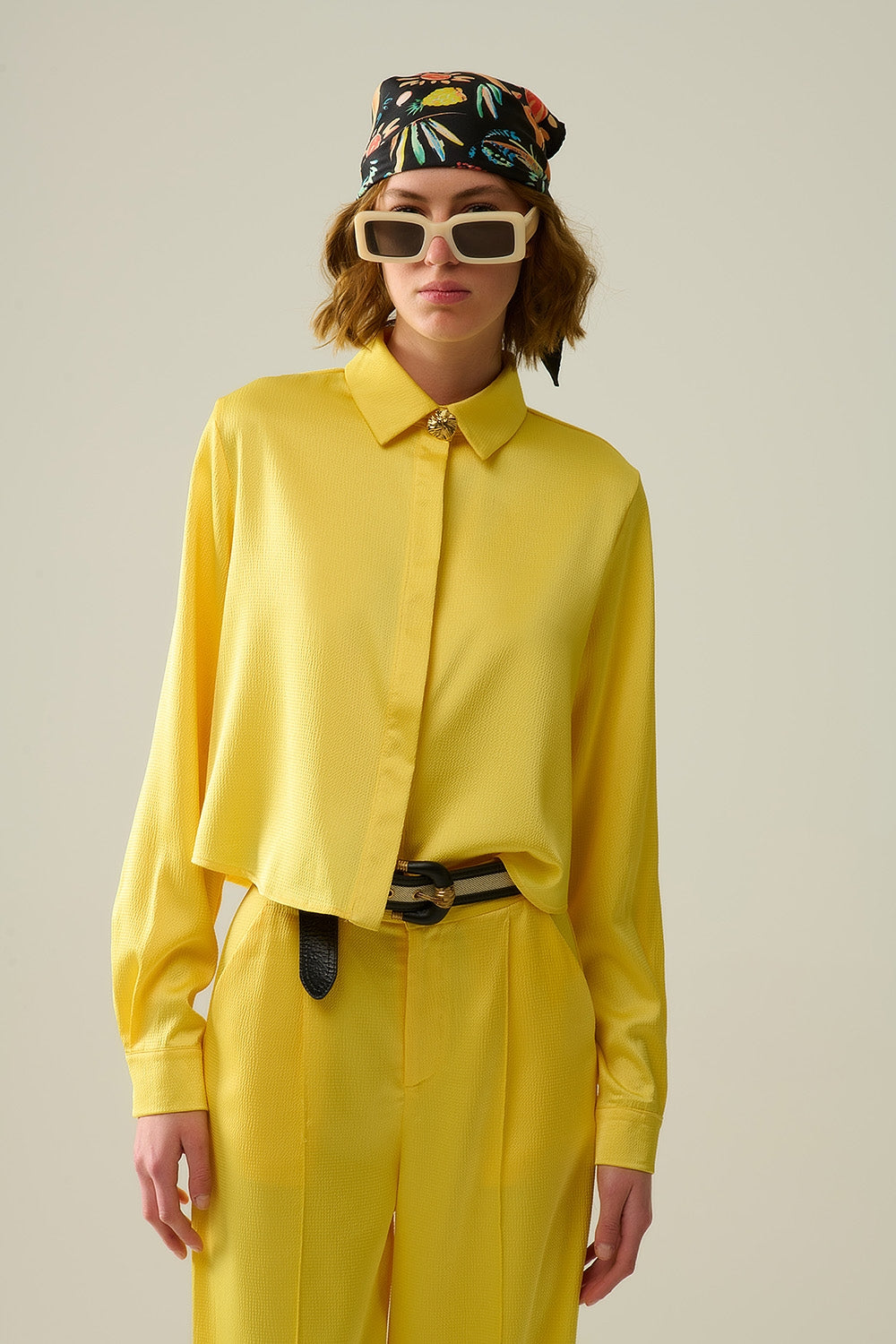 Chemise courte en satin texturé jaune