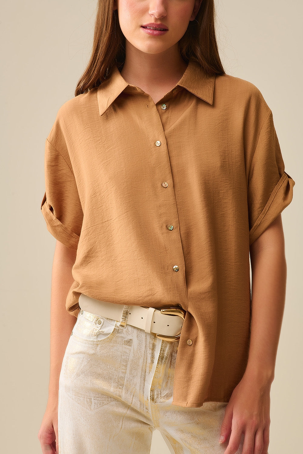 Chemise décontractée à manches courtes et boutons dorés coloris camel