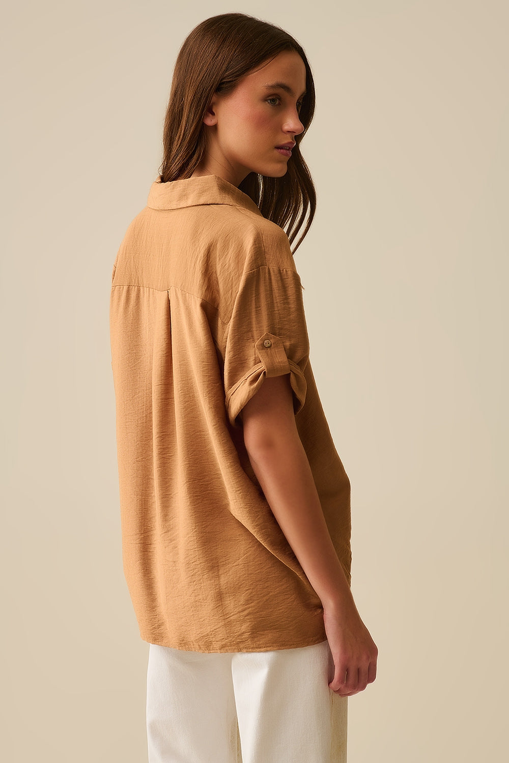 Chemise décontractée à manches courtes et boutons dorés coloris camel