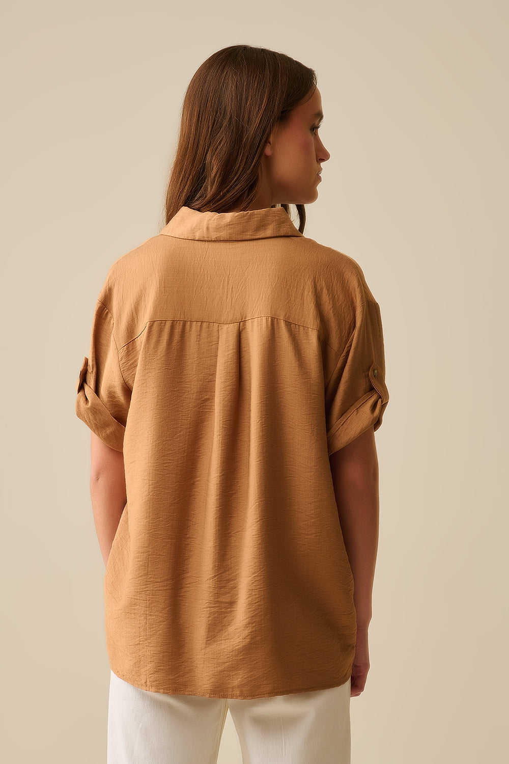 Chemise décontractée à manches courtes et boutons dorés coloris camel