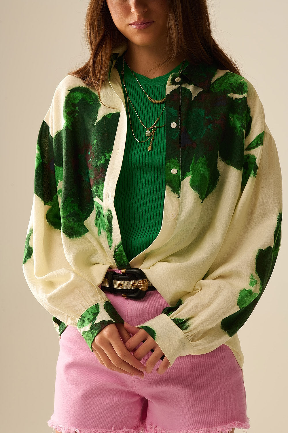 Chemise décontractée avec imprimé de grandes fleurs en vert