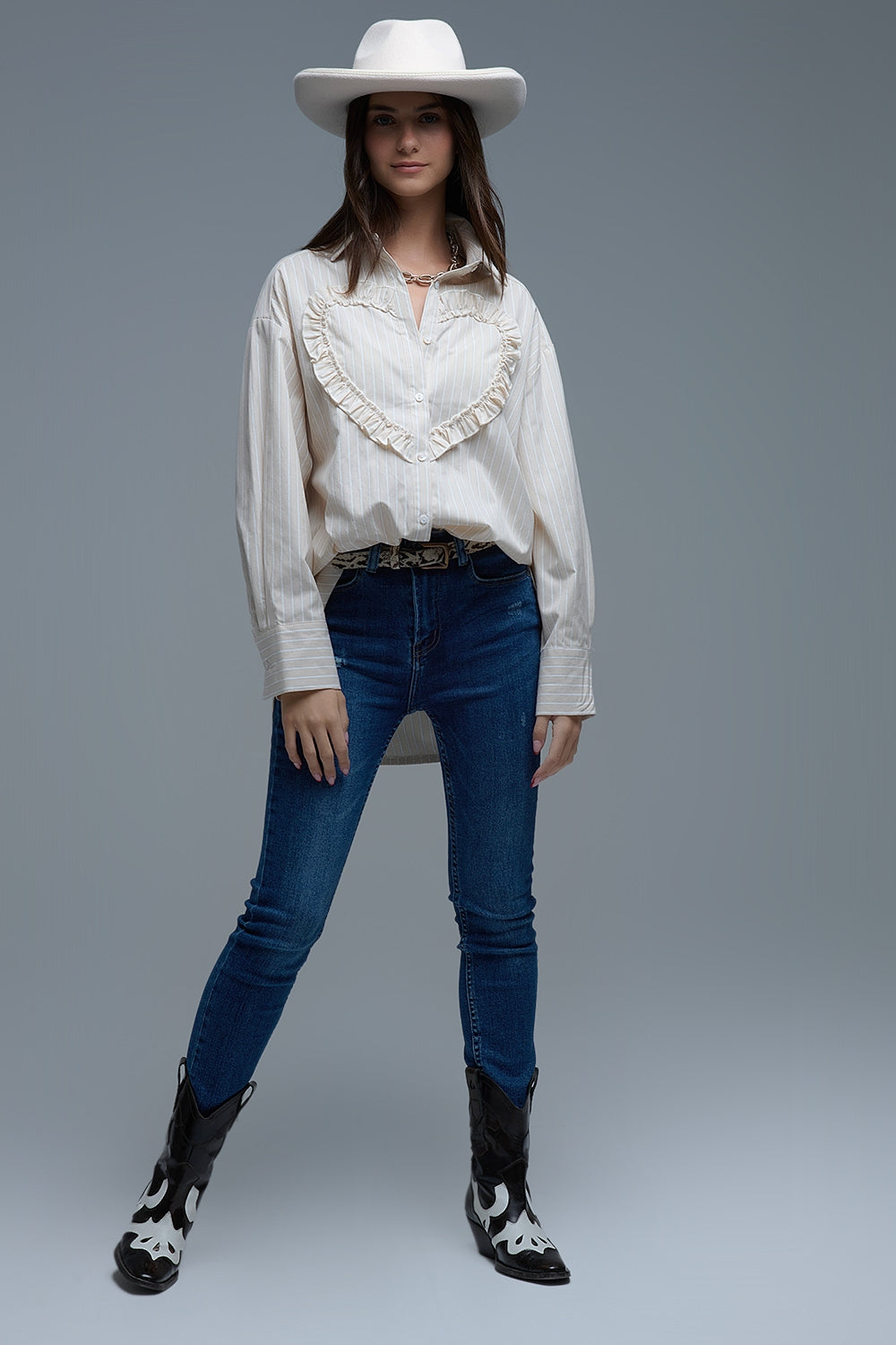 Chemise décontractée beige à rayures et coutures en forme de cœur