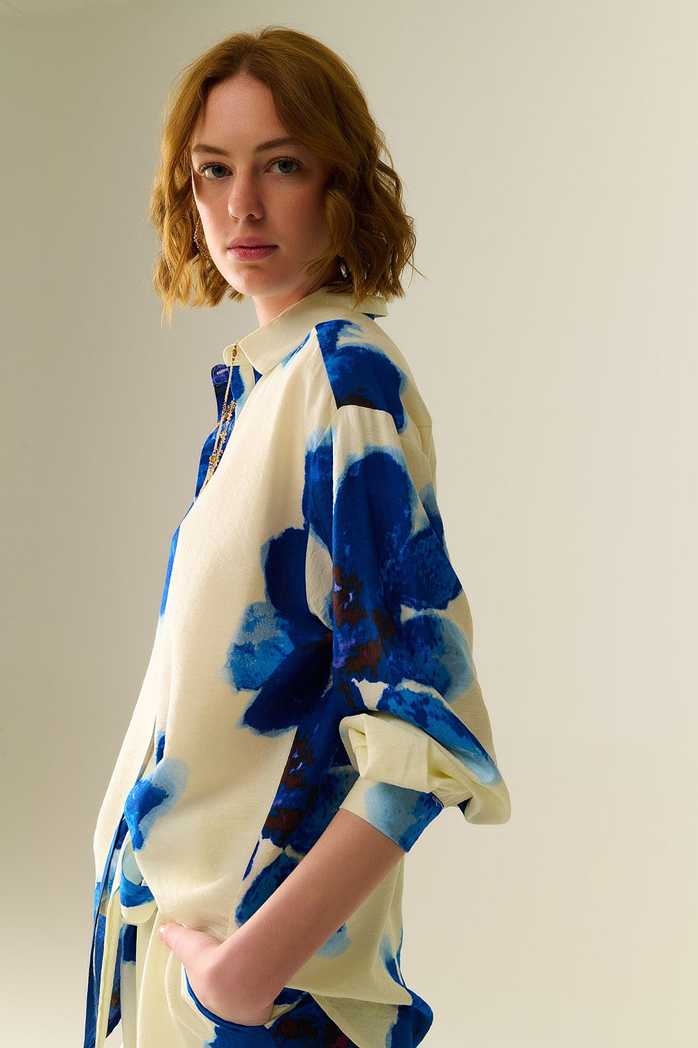 Chemise décontractée blanche avec imprimé de fleurs tropicales bleues
