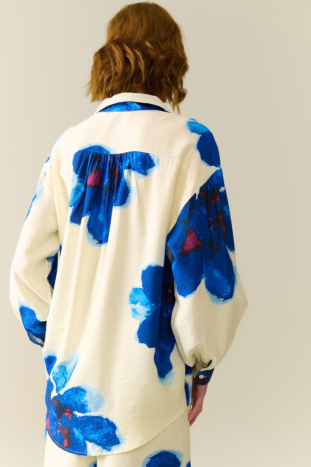 Chemise décontractée blanche avec imprimé de fleurs tropicales bleues