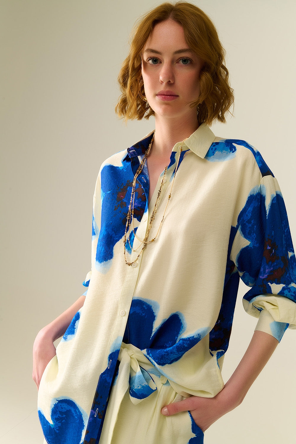 Chemise décontractée blanche avec imprimé de fleurs tropicales bleues