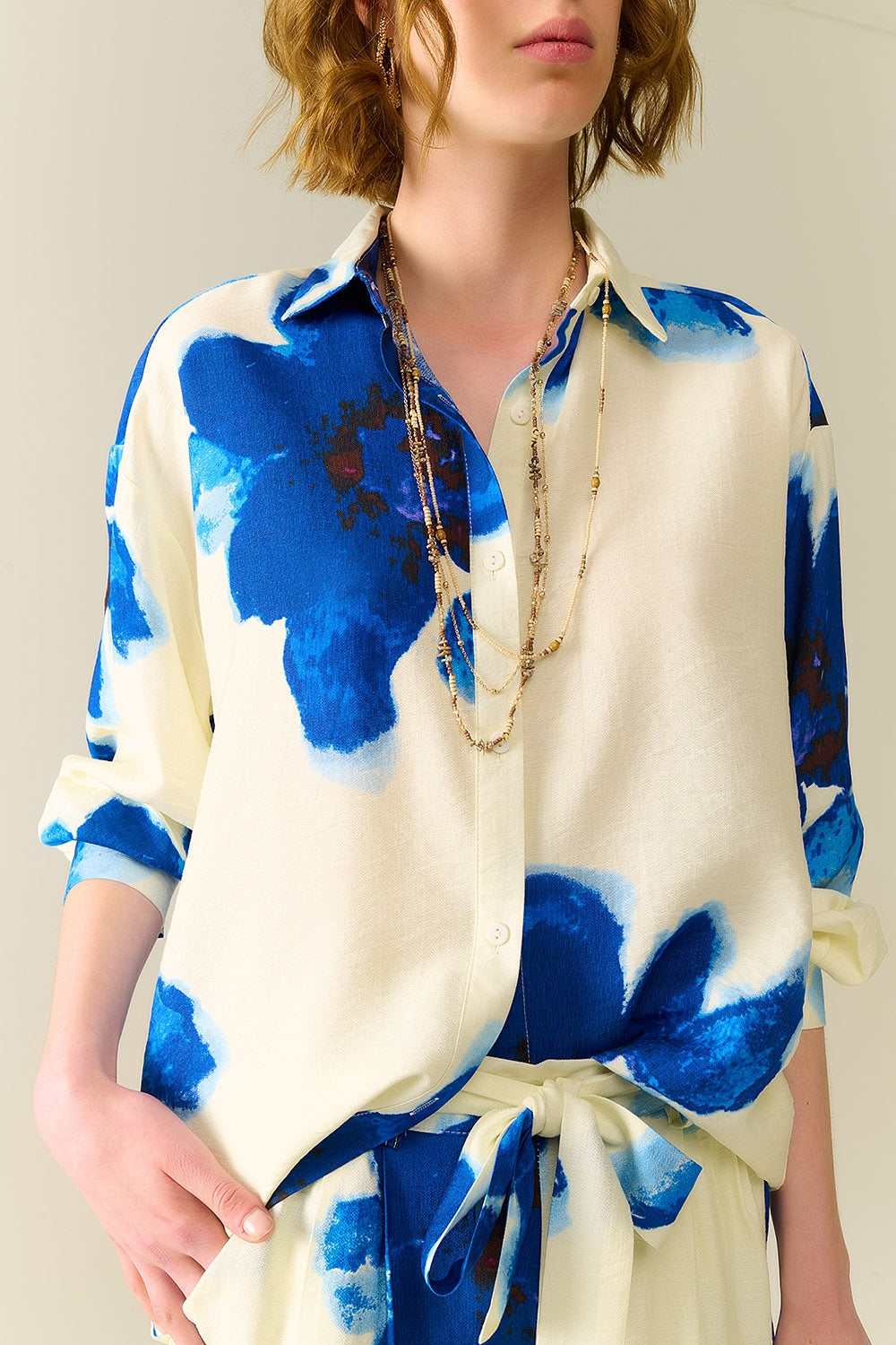 Chemise décontractée blanche avec imprimé de fleurs tropicales bleues