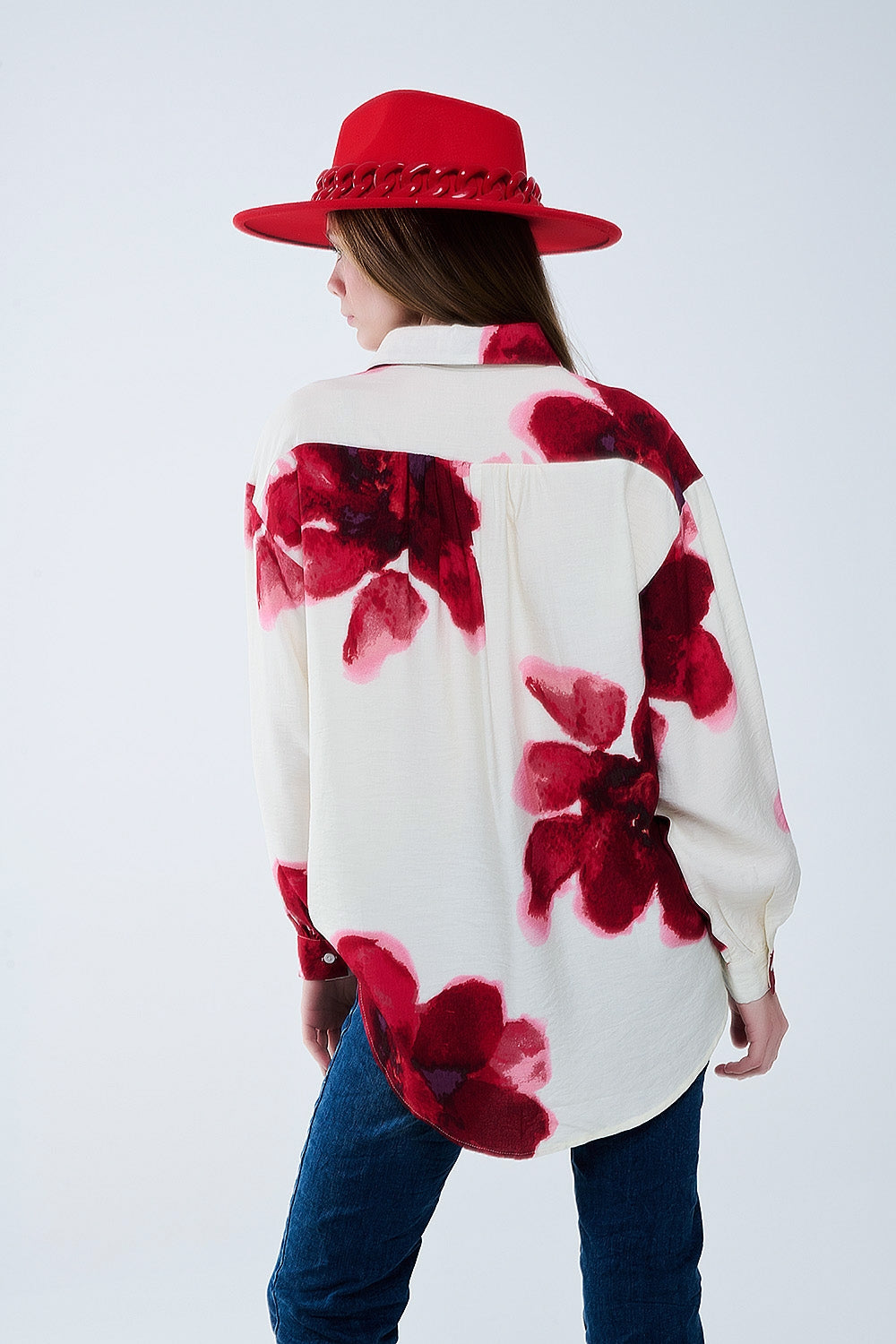 Chemise décontractée en beige avec imprimé de fleurs tropicales en rouge