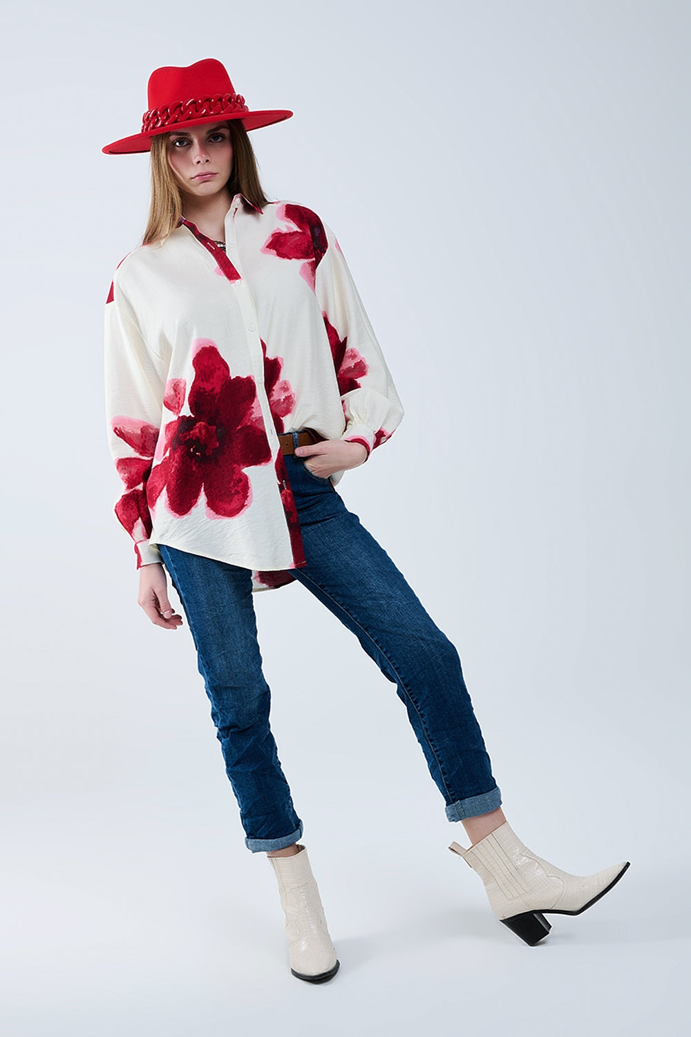 Chemise décontractée en beige avec imprimé de fleurs tropicales en rouge