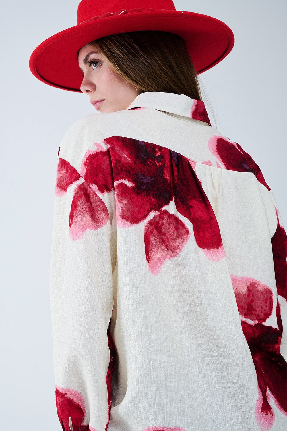 Chemise décontractée en beige avec imprimé de fleurs tropicales en rouge
