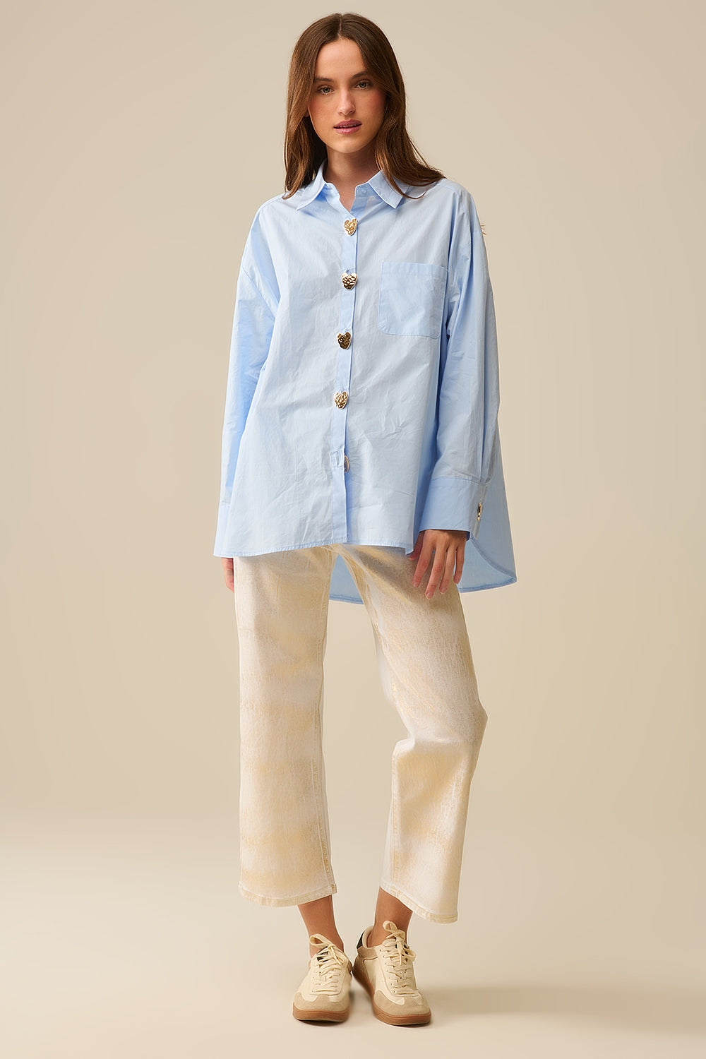 Chemise décontractée en popeline avec boutons en forme de cœur dorés bleu ciel