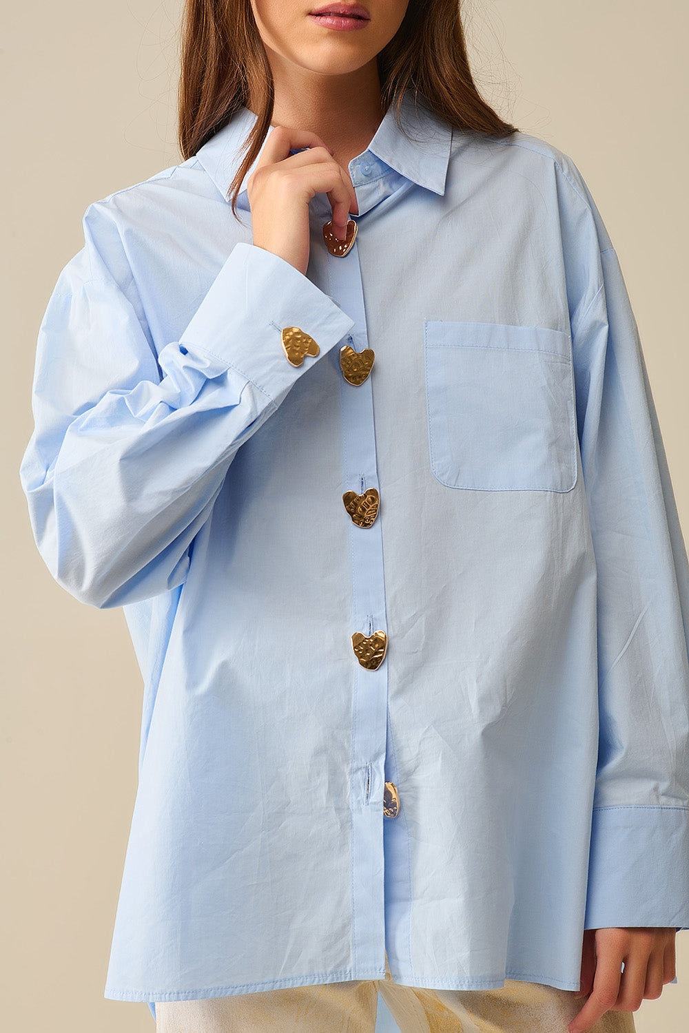 Chemise décontractée en popeline avec boutons en forme de cœur dorés bleu ciel