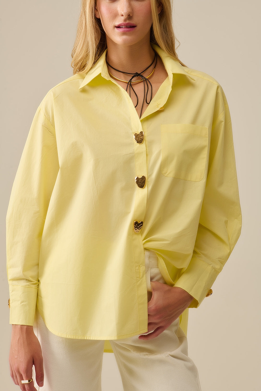 Chemise décontractée en popeline avec boutons en forme de cœur dorés en jaune
