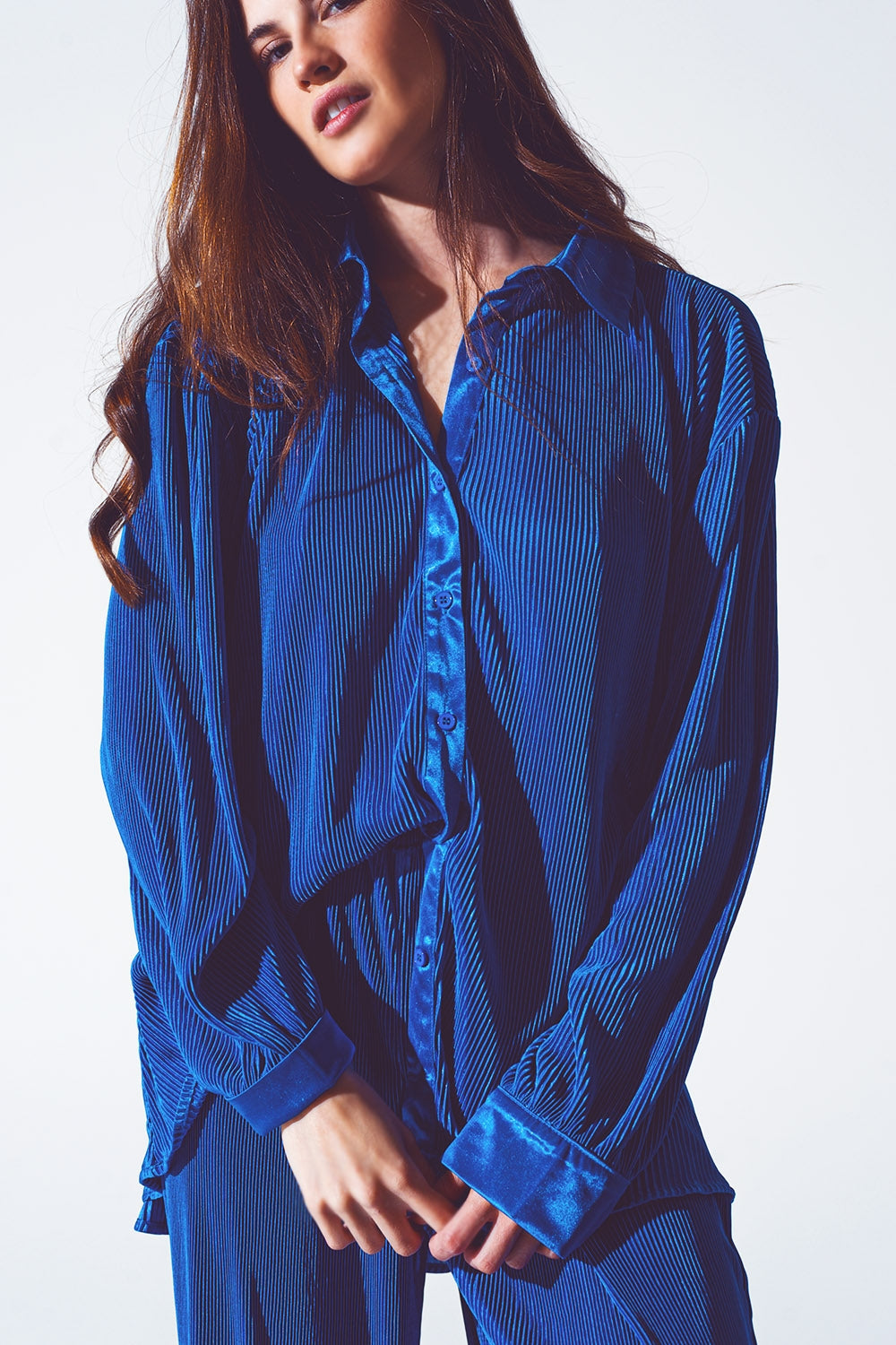 Chemise décontractée en satin plissé en bleu