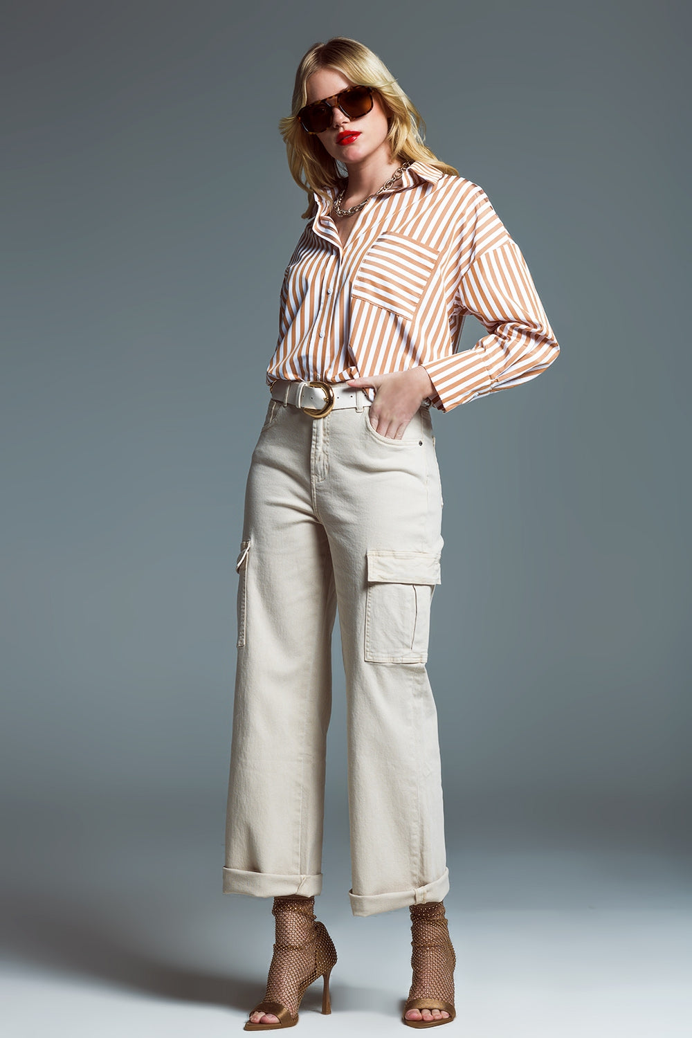 Chemise décontractée rayée avec poche contrastée en beige