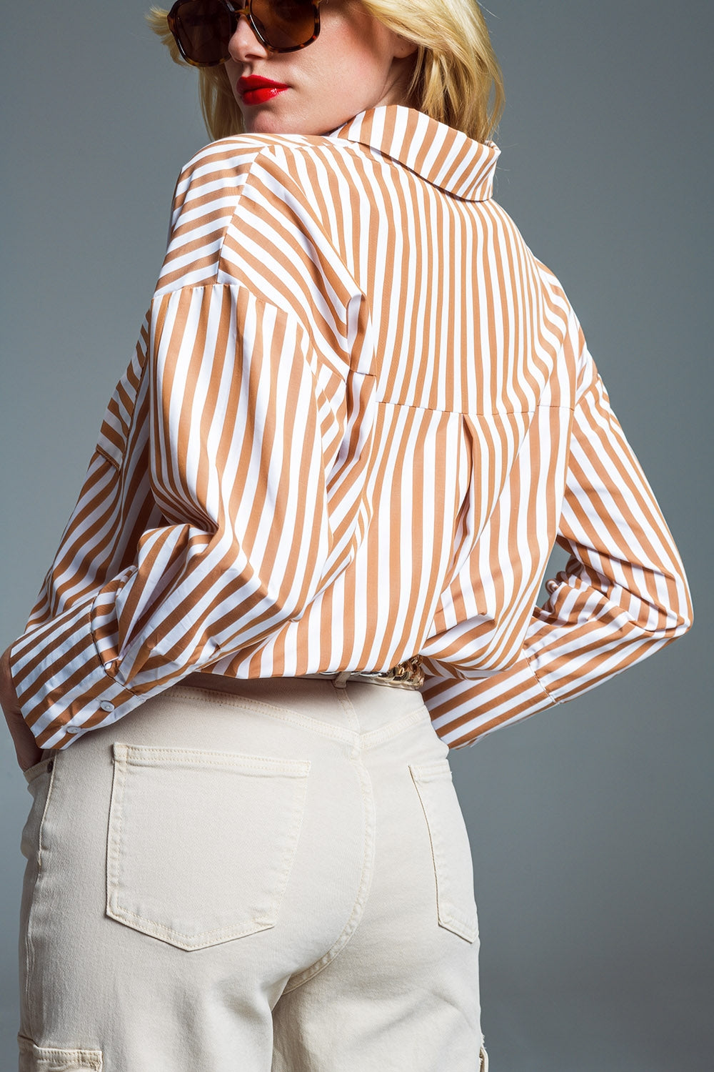 Chemise décontractée rayée avec poche contrastée en beige