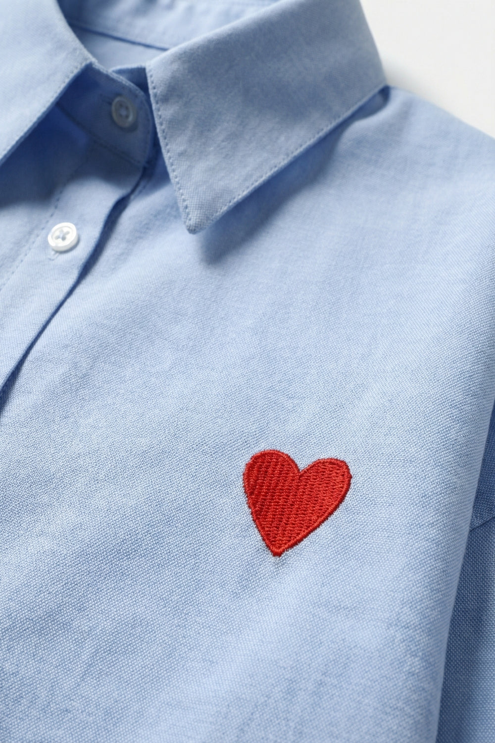 Chemise en coton Oxford bleu avec cœur brodé rouge