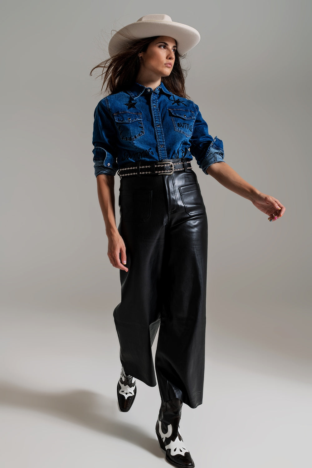 Chemise en denim ajustée avec détails graphiques noirs en strass