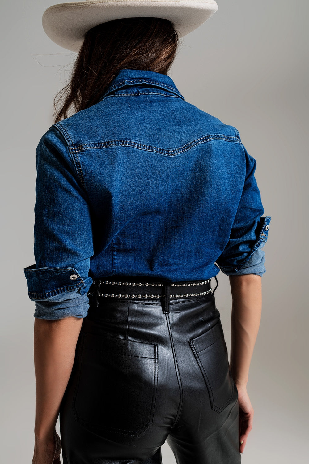Chemise en denim ajustée avec détails graphiques noirs en strass