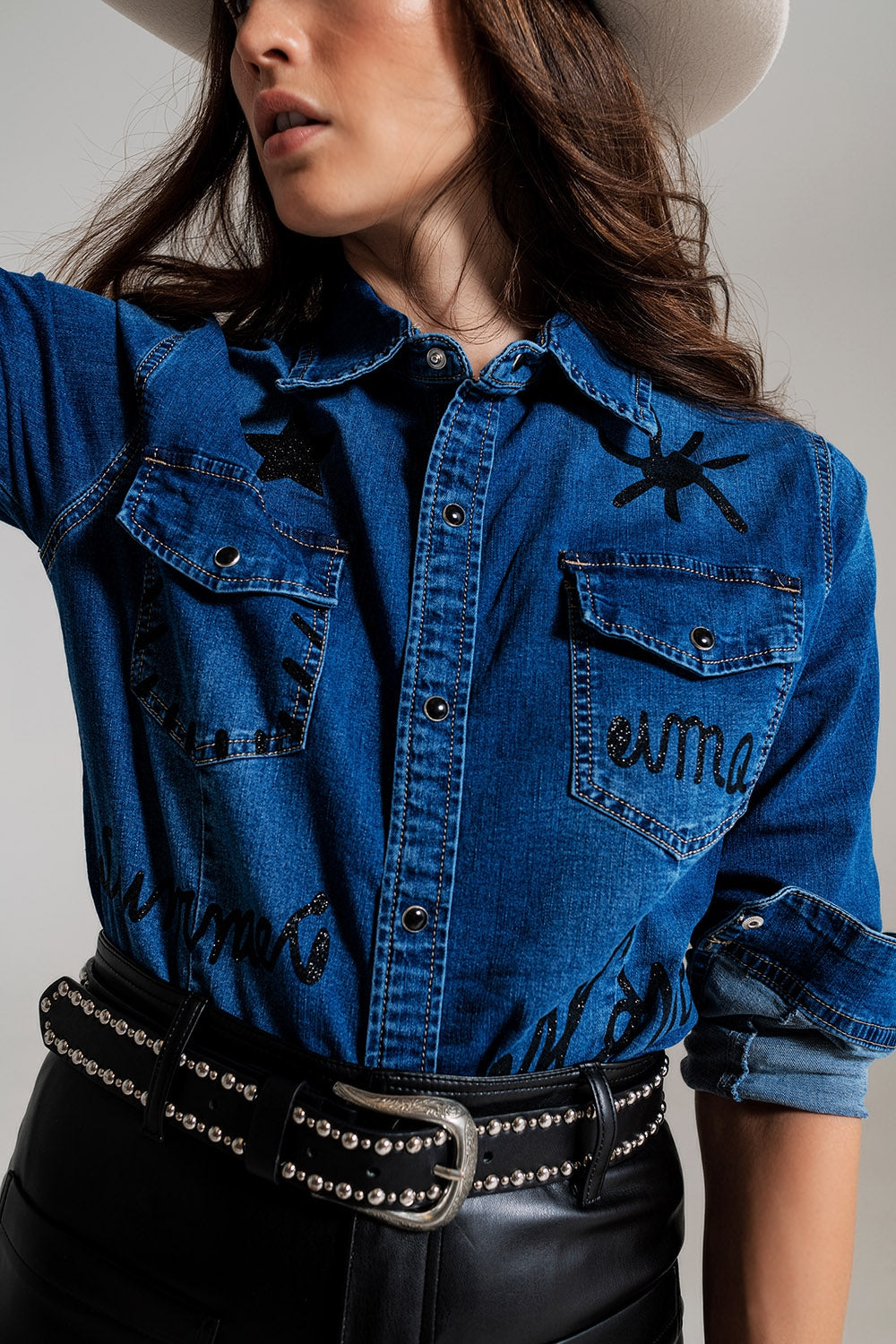 Chemise en denim ajustée avec détails graphiques noirs en strass