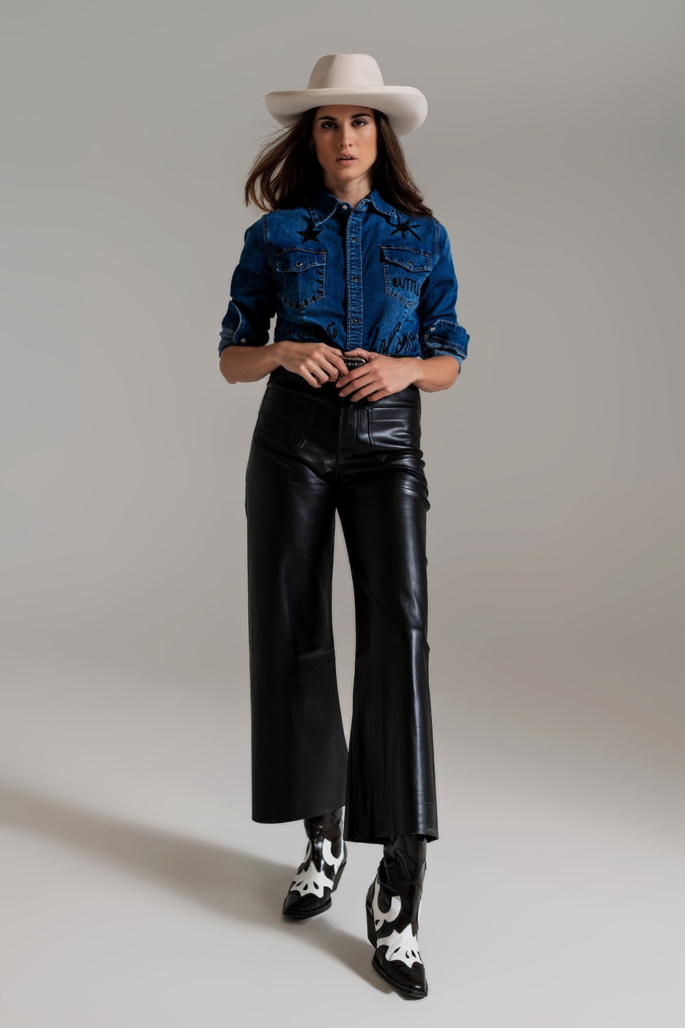 Chemise en denim ajustée avec détails graphiques noirs en strass