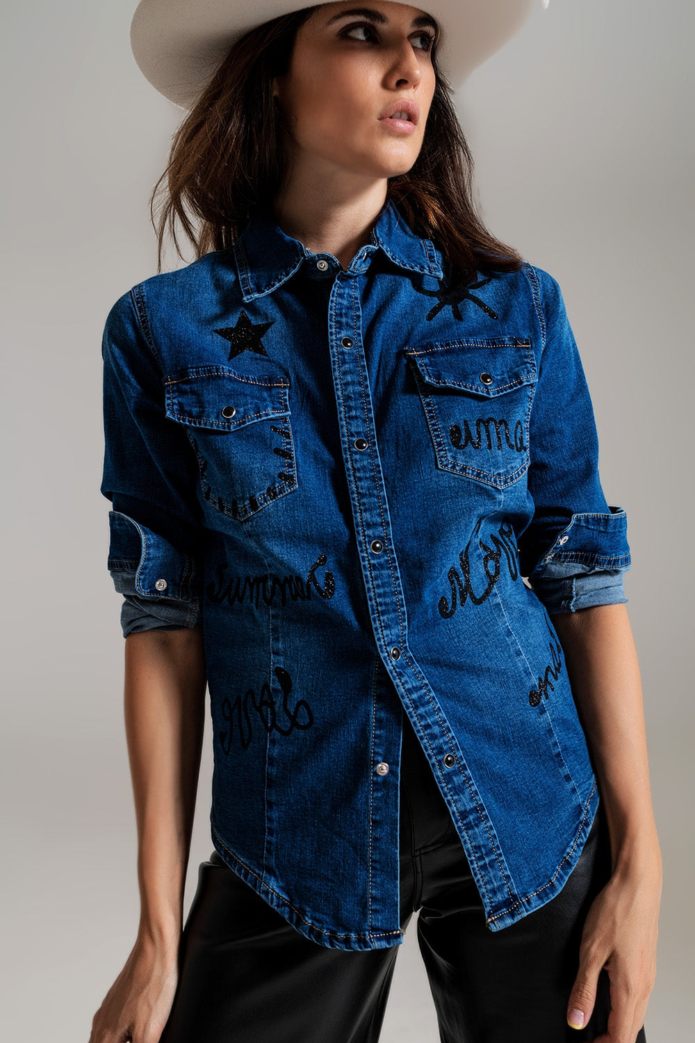Chemise en denim ajustée avec détails graphiques noirs en strass